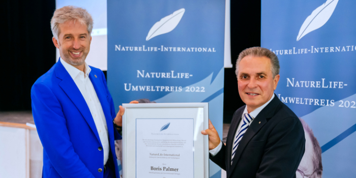 Boris Palmer (li) erhält den NatureLife-Umweltpreis 2022